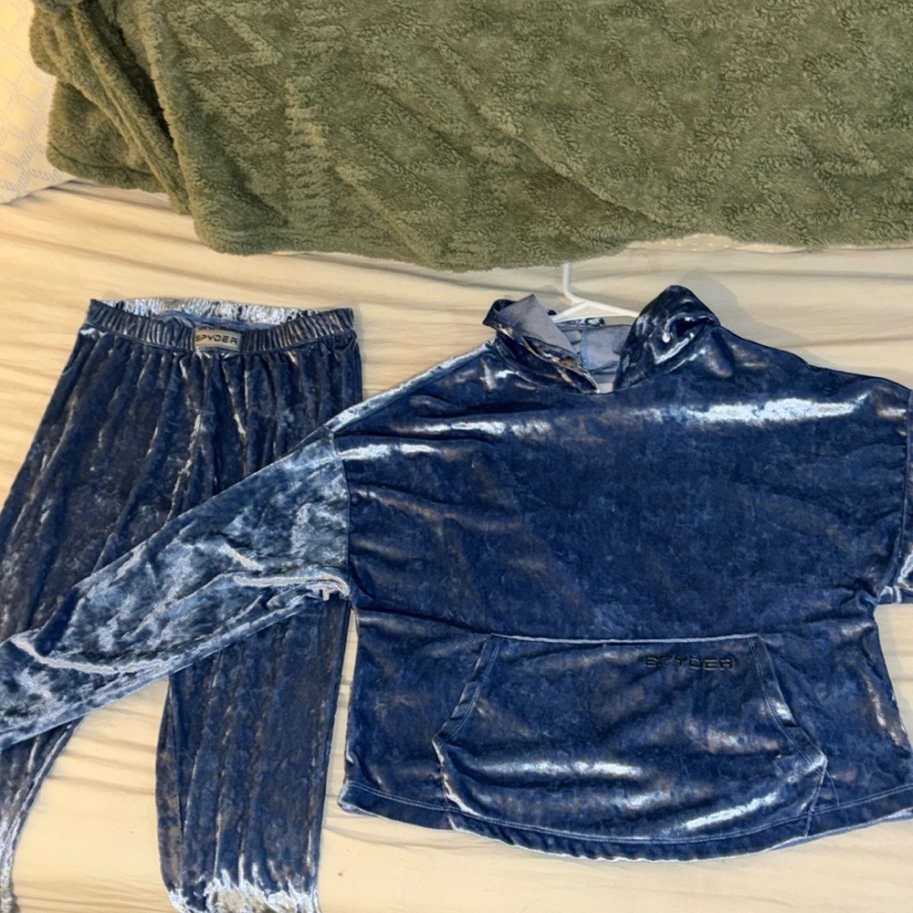 Spyder two piece set, baby blue suede